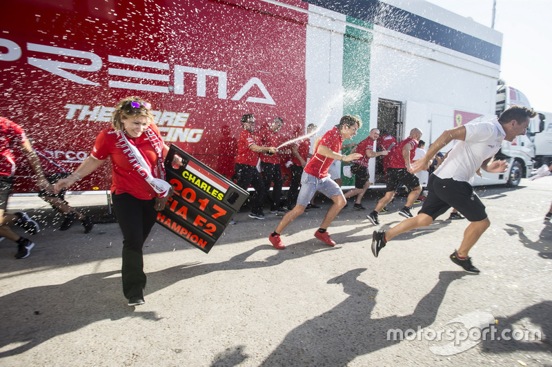 Charles Leclerc, PREMA Powerteam y Antonio Fuoco, PREMA Powerteam celebran con el equipo