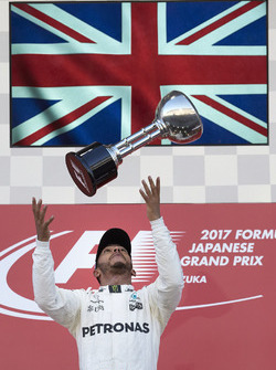 Il vincitore della gara Lewis Hamilton, Mercedes AMG F1, festeggia lanciando in aria il suo trofeo