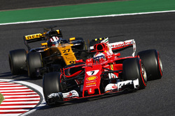 Kimi Raikkonen, Ferrari SF70H, Nico Hulkenberg, Renault Sport F1 Team RS17