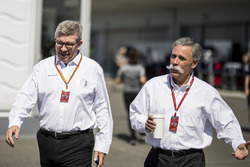 Ross Brawn, Formula One Director General de deportes y Chase Carey, Director Ejecutivo y Presidente