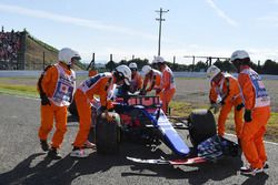 I marshals recuperano la monoposto di Carlos Sainz Jr., Scuderia Toro Rosso STR12, ritirato dalla gara