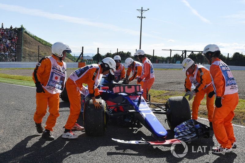 Marshals recover the car of race retiree Carlos Sainz Jr., Scuderia Toro Rosso STR12