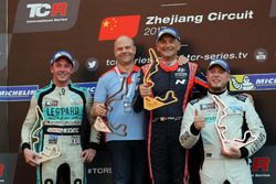 Podium: Le vainqueur Gabriele Tarquini, BRC Racing Team, Hyundai i30 N TCR, le deuxième Jean-Karl Vernay, Leopard Racing Team WRT, Volkswagen Golf GTi TCR, le troisième Rob Huff, Leopard Racing Team WRT, Volkswagen Golf GTi TCR