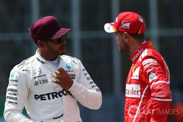 Ganador de la pole Lewis Hamilton, Mercedes AMG F1, Sebastian Vettel, Ferrari