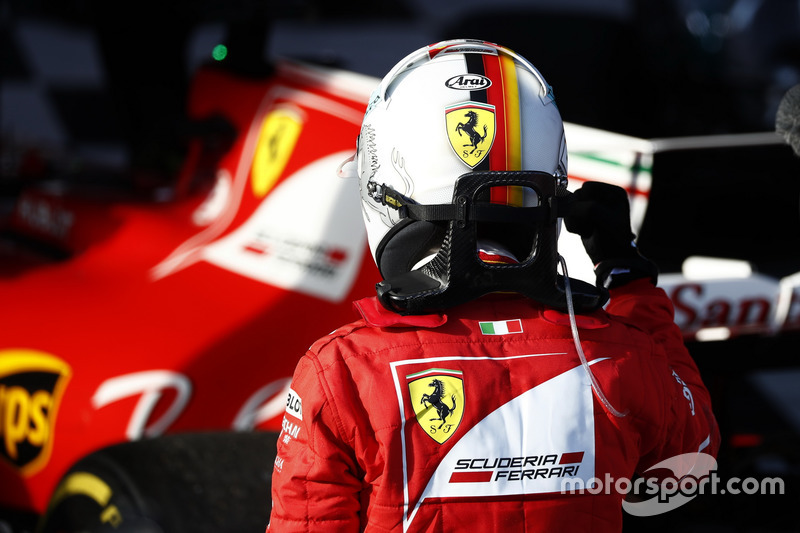 Sebastian Vettel, Ferrari SF70H, 1° classificato, festeggia all'arrivo nel Parco Chiuso