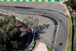 Marcus Ericsson, Sauber C36, leads Antonio Giovinazzi, Sauber C36, en Kevin Magnussen, Haas F1 Team