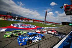 Restart with Kyle Larson, Chip Ganassi Racing Chevrolet leading