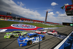 Restart with Kyle Larson, Chip Ganassi Racing Chevrolet leading