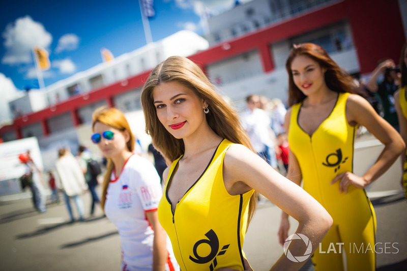 Une Grid Girl