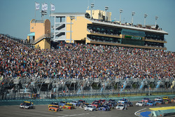 Restart: Kevin Harvick, Stewart-Haas Racing Chevrolet, Carl Edwards, Joe Gibbs Racing Toyota lead
