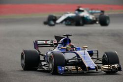 Pascal Wehrlein, Sauber C36, devant Valtteri Bottas, Mercedes AMG F1 W08