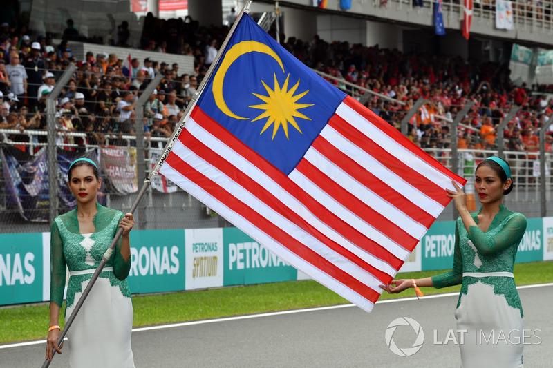 Grid girl con la bandiera della Malesia