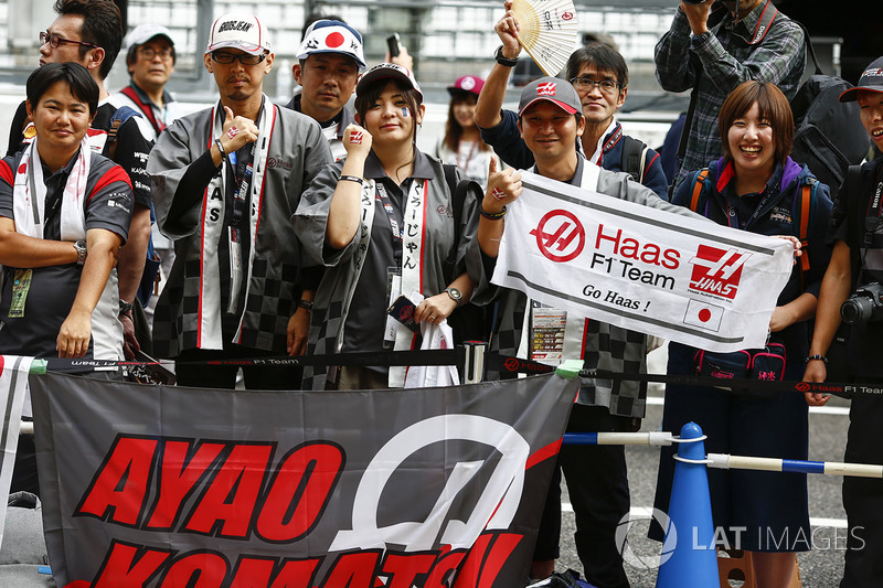 Болельщики Айяо Комацу и Haas F1 Team