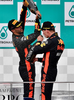 Daniel Ricciardo, Red Bull Racing e Max Verstappen, Red Bull Racing festeggiano sul podio con lo cha
