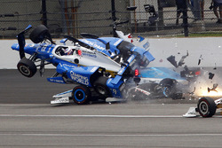 Scott Dixon, Chip Ganassi Racing Honda, Jay Howard, Schmidt Peterson Motorsports Honda involved in a