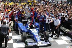 Takuma Sato, Andretti Autosport Honda celebrates in victory lane
