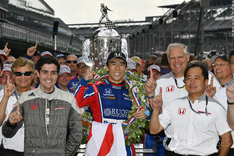 Takuma Sato, Michael Andretti, Andretti Autosport team owner Autosport Honda celebrates the win in Victory Lane with Honda Engineers
