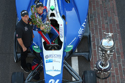 Winner Takuma Sato with team owner Michael Andretti, Andretti Autosport Honda