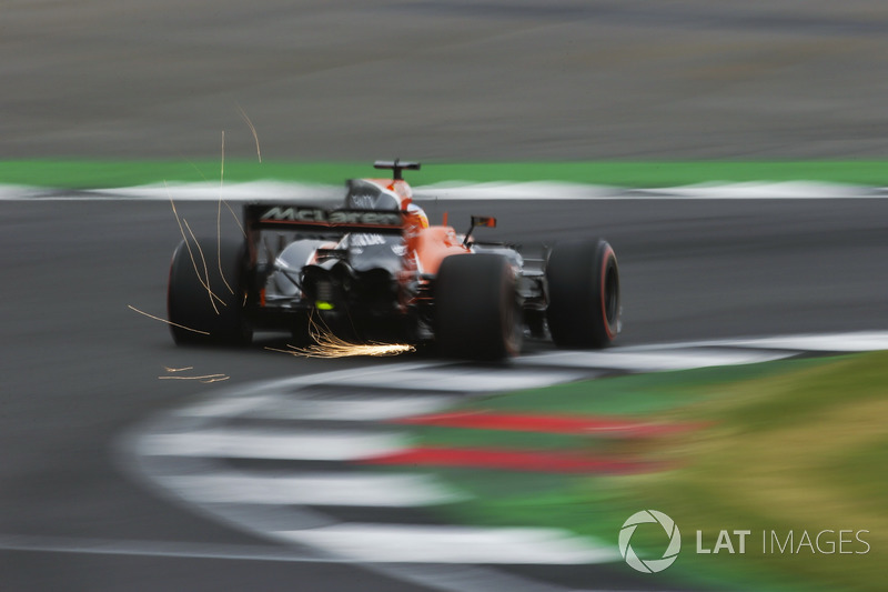 Vuelan chispas desde el coche de Fernando Alonso, McLaren MCL32