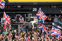 Il vincitore della gara Lewis Hamilton, Mercedes AMG F1 festeggia con i fan