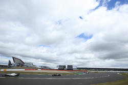 Фелипе Масса, Williams FW40, и Ромен Грожан, Haas F1 Team VF-17
