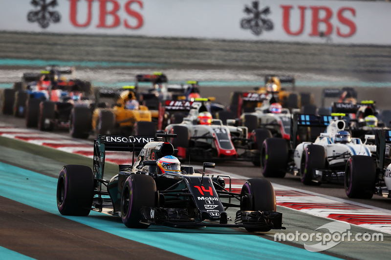 Alonso, que teve de sair da pista para se livrar da confusão na largada, terminou o ano conquistando mais um ponto ao chegar em décimo com a McLaren.
