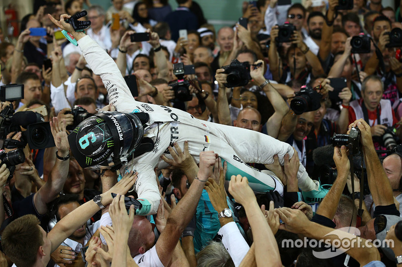 Il secondo classificato e nuovo Campione del Mondo Nico Rosberg, Mercedes AMG Petronas F1 festeggia nel parco chiuso