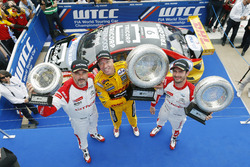 Podio: li vincitore Tom Coronel, Roal Motorsport, Chevrolet RML Cruze TC1, secondo José María López,