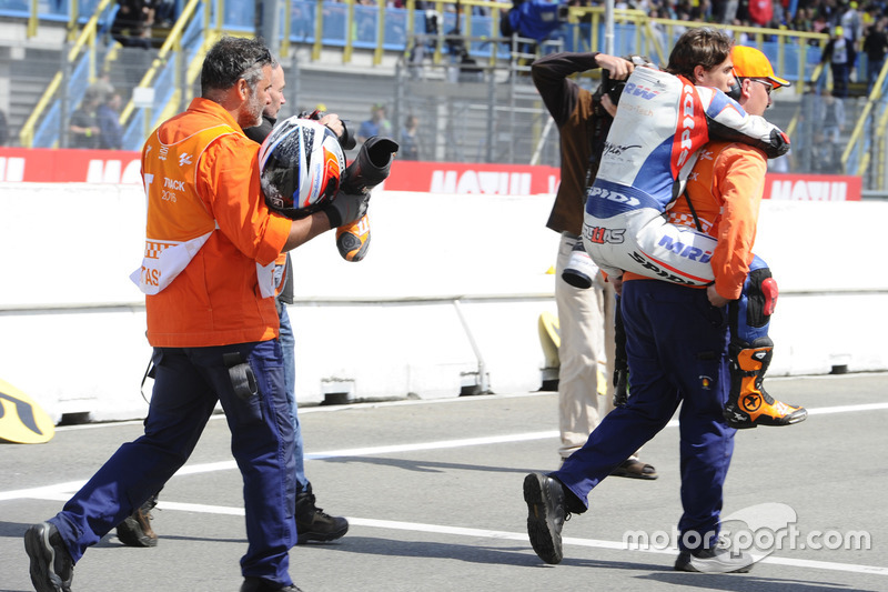 Albert Arenas, Aspar Team Mahindra carried by a marshal