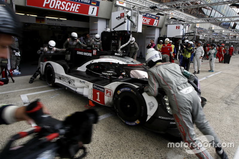 Pit stop #1 Porsche Team Porsche 919 Hybrid: Timo Bernhard, Mark Webber, Brendon Hartley