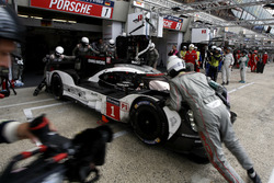 Pit stop #1 Porsche Team Porsche 919 Hybrid: Timo Bernhard, Mark Webber, Brendon Hartley