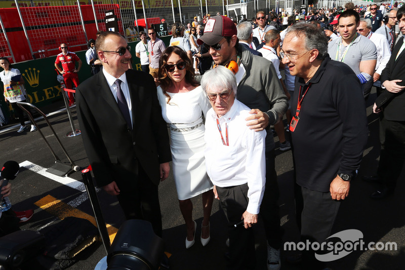 Ilham Aliyev, Azerbaycan Başkanı ve eşi Mehriban Aliyeva (AZE); Enrique Iglesias, Şarkıcı; Bernie Ecclestone (GBR); ve Sergio Marchionne (ITA), Ferrari Başkanı