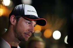Jenson Button, McLaren con los medios