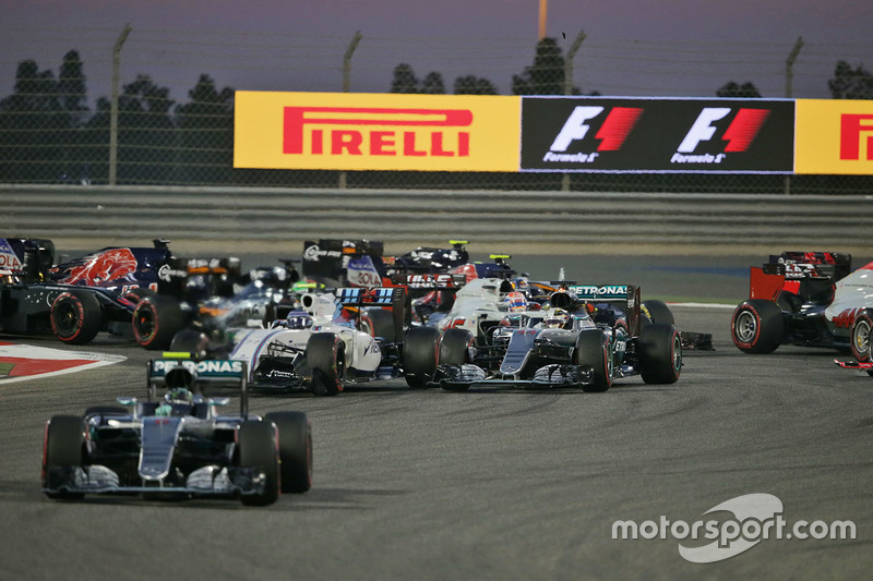 Arrancada: Nico Rosberg, Mercedes AMG F1 Team W07, Valtteri Bottas, Williams FW38 y Lewis Hamilton, 