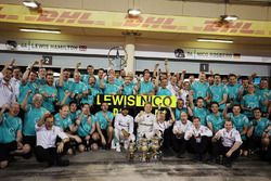 Race winner Nico Rosberg, Mercedes AMG F1 Team celebrates with team mate Lewis Hamilton, Mercedes AMG F1 Team and the team