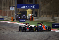 Stoffel Vandoorne, McLaren MP4-31 e Pascal Wehrlein, Manor Racing MRT05