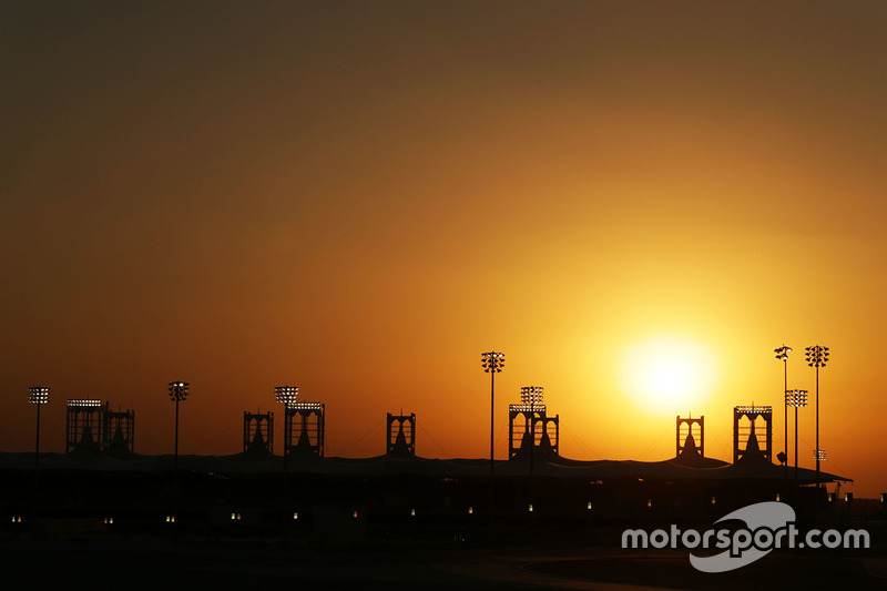 El sol se pone sobre el circuito