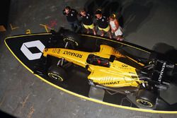 Cyril Abiteboul, directeur de Renault Sport F1, Kevin Magnussen, Renault Sport F1 Team, Jolyon Palmer, Renault Sport F1 Team et la surfeuse Ellie Jean Coffey