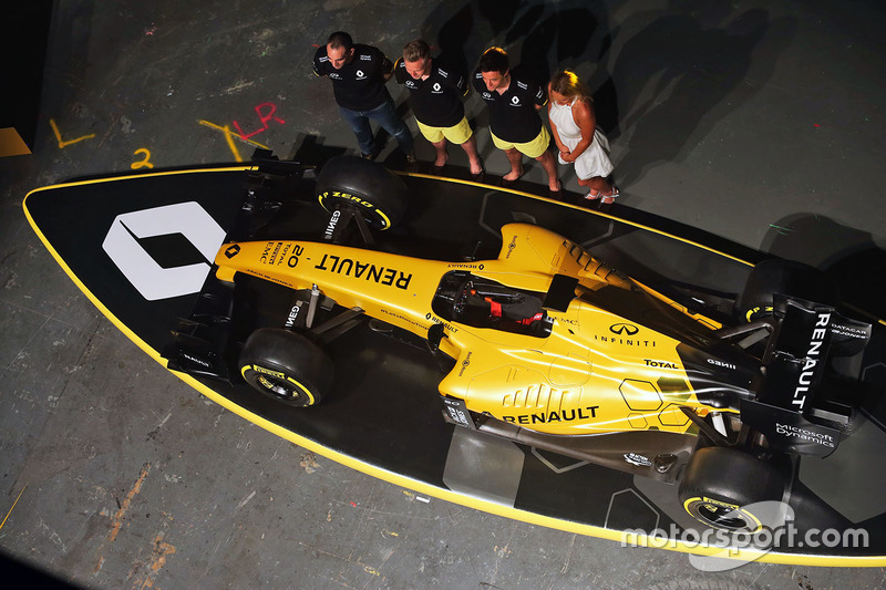 Cyril Abiteboul, Director General del Renault Sport F1, Kevin Magnussen y Jolyon Palmer, pilotos tit