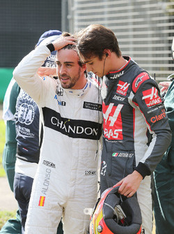 Fernando Alonso, McLaren met Esteban Gutierrez, Haas F1 Team na crash
