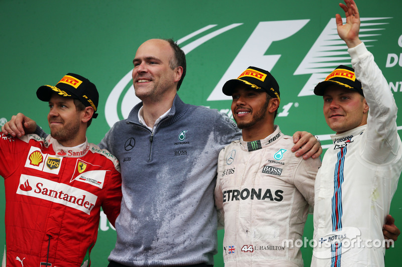 Sebastian Vettel, Ferrari, second; Lewis Hamilton, Mercedes AMG F1, vainqueur; Valtteri Bottas, Williams, troisième