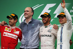 Sebastian Vettel, Ferrari, second; Lewis Hamilton, Mercedes AMG F1, vainqueur; Valtteri Bottas, Williams, troisième