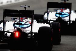 Valtteri Bottas, Williams FW38, precede Felipe Massa, Williams FW38, all'uscita della pit lane