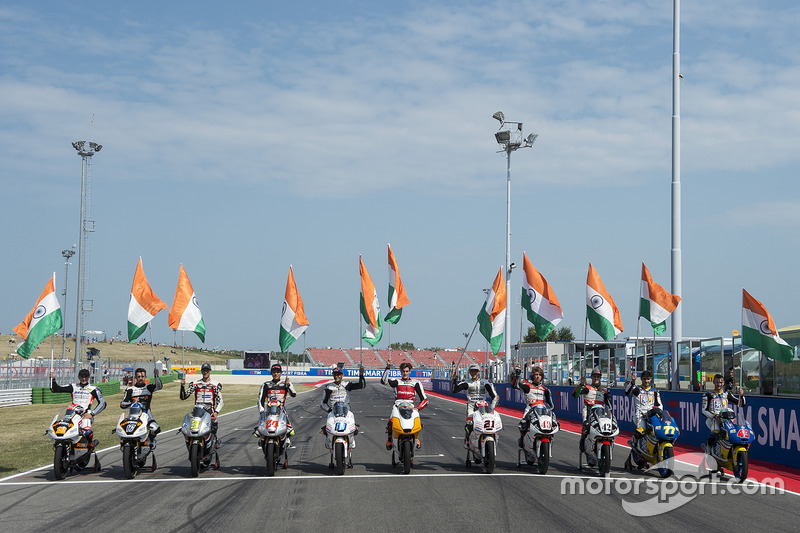 Pilotos de Mahindra celebran el inicio de los 100 GP de Mahindra