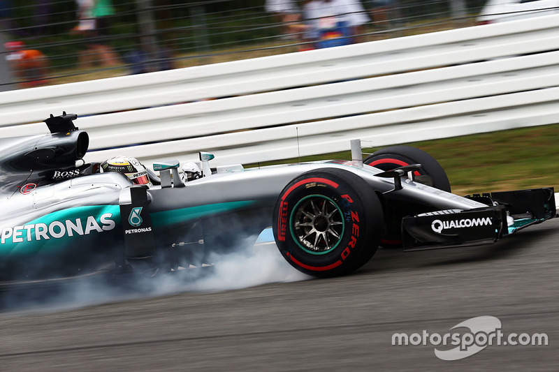 Lewis Hamilton, Mercedes AMG F1 W07 Hybrid se bloquea en la frenada