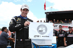 Polesitter Simon Pagenaud, Team Penske Chevrolet