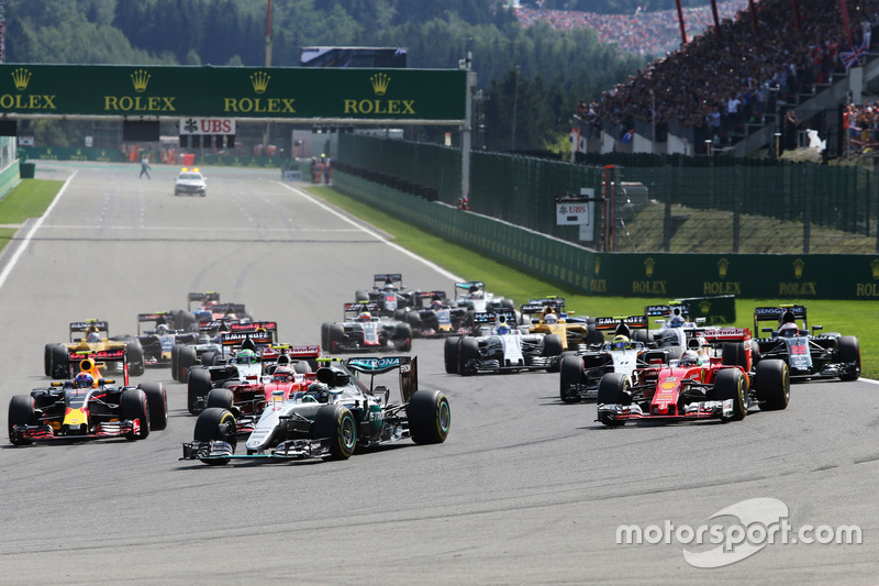 Start: Nico Rosberg, Mercedes AMG F1 W07 Hybrid, führt