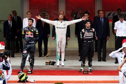 Podium : Lewis Hamilton, Mercedes AMG F1 fête sa victoire aux côtés de Daniel Ricciardo, Red Bull Racing et Sergio Perez, Force India