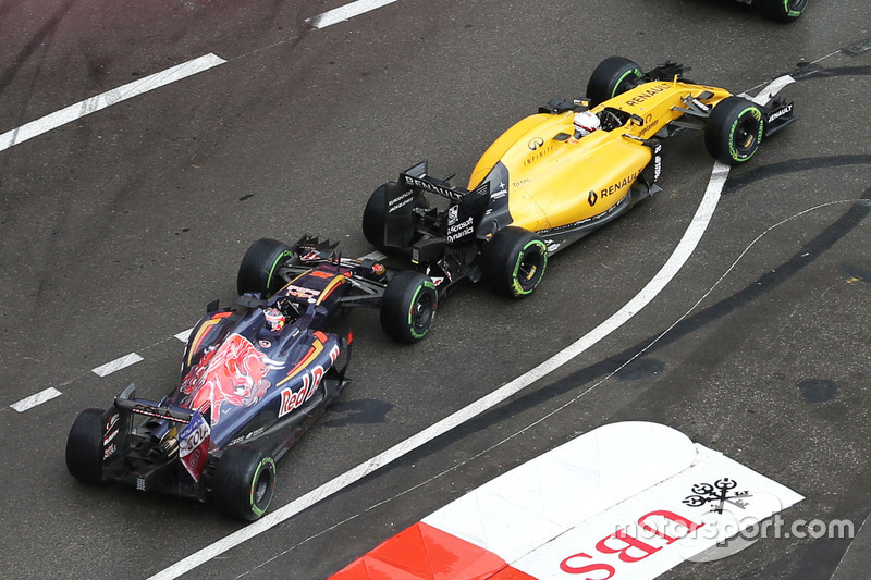 Daniil Kvyat, Scuderia Toro Rosso STR11 y Kevin Magnussen, Renault Sport F1 Team RS16 hacen contacto