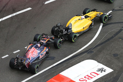 Daniil Kvyat, Scuderia Toro Rosso STR11 en Kevin Magnussen, Renault Sport F1 Team RS16 maken contact